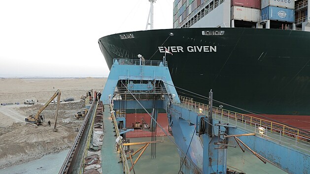 Vyproovn kontejnerov lodi Ever Given, kter zablokovala Suezsk prplav. (29. bezna 2021)