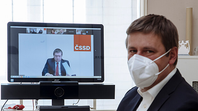 Tomáš Petříček se v kanceláři Ministerstva zahraničí připojil do online aplikace, ve které se sjezd ČSSD koná.