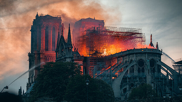 Prezident Macron slbil, e slavn katedrla
Notre Dame, kde byl korunovn i Napoleon
Bonaparte, bude opravena do roku 2024.
