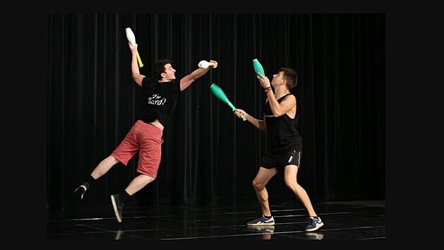 Combat juggling, bojov onglovn nabz spoustu akce.