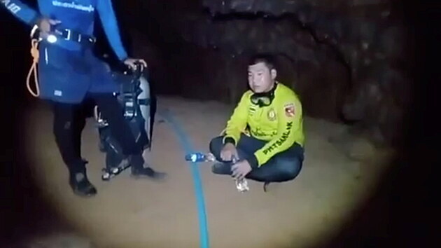 Potápěči, kteří ze zatopené jeskyně zachránili budhistického mnicha. (7. dubna 2021)