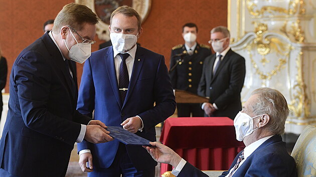 Prezident Milo Zeman jmenoval 7. dubna 2021 na Praskm hrad novho ministra zdravotnictv Petra Arenbergera (vlevo).