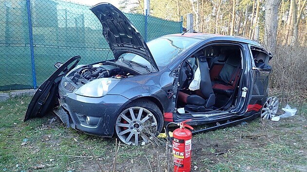 P�i n�razu auta do stromu se zranilo p�t lid�. (4. 4. 2021)