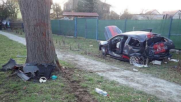 P�i n�razu auta do stromu se zranilo p�t lid�. (4. 4. 2021)
