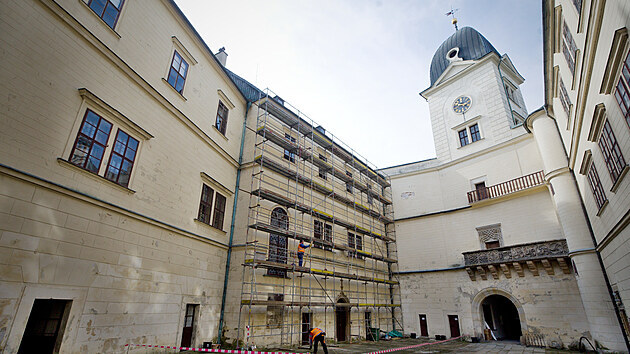 Do některých důležitých oprav se nyní pustili na zámku Hrubý Rohozec.