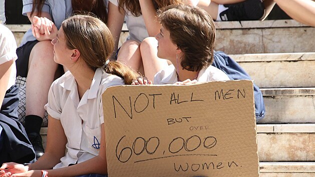 Studentky protestuj proti sexulnmu obtovn. (31. bezna 2021)