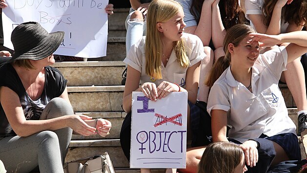 Studentky protestuj proti sexulnmu obtovn. (31. bezna 2021)