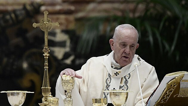Pape Frantiek slou kadoron velikonon mi ve vatiknsk svatopetrsk bazilice. (4. dubna 2021)