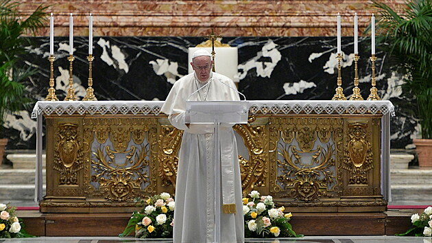 Pape Frantiek prons tradin poselstv Mstu a svtu (Urbi et Orbi) uvnit Svatopetrsk baziliky. (4. dubna 2021)