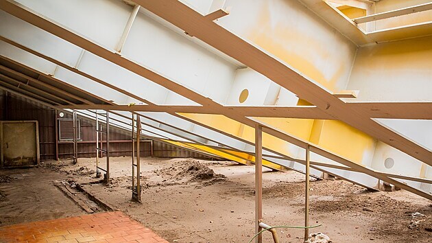 Rekonstrukce českokrumlovského otáčivého 
hlediště v únoru pokračovala opískováním kovových konstrukcí či opravami schodů.