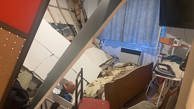 V bytovém domě v Praze 9 se vyvalila zeď. (7. dubna 2021)