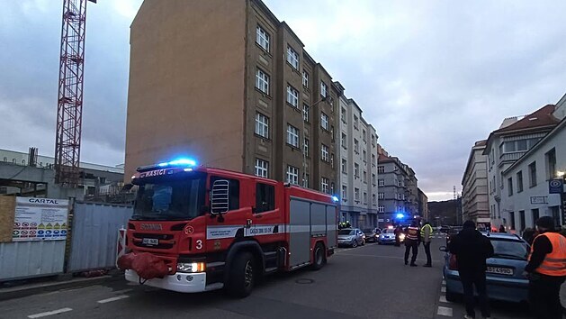 V Praze 9 se vyvalila ze v pzem bytovho domu. (7. dubna 2021)