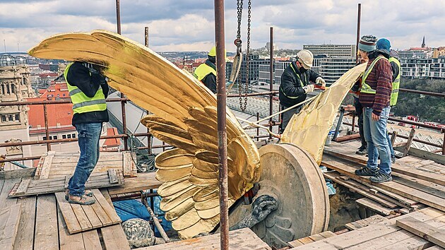 Památkově chráněnou Fantovu budovu pražského hlavního nádraží opět zdobí plastika zlatých křídel z roku 1907. (7. dubna 2021)