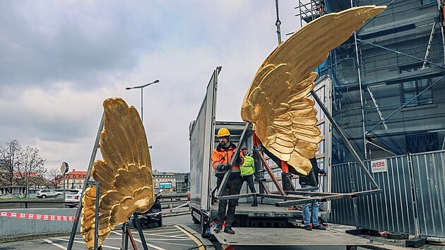 Památkově chráněnou Fantovu budovu pražského hlavního nádraží opět zdobí plastika zlatých křídel z roku 1907. (7. dubna 2021)