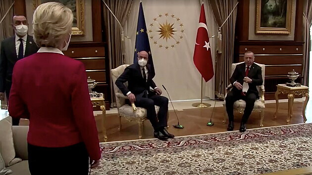 Na šéfku Evropské komise Ursulu von der Leyenovou  při jednání s tureckým prezidentem Erdoganem nezbyla židle. (6. dubna 2021)