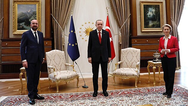 Na fku Evropsk komise Ursulu von der Leyenovou  pi jednn s tureckm prezidentem Erdoganem nezbyla idle. (6. dubna 2021)