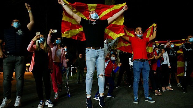 Fanoušci v Severní Makedonii vyšli do ulici, aby oslavili triumf fotbalistů v kvalifikačním utkání v Německu.