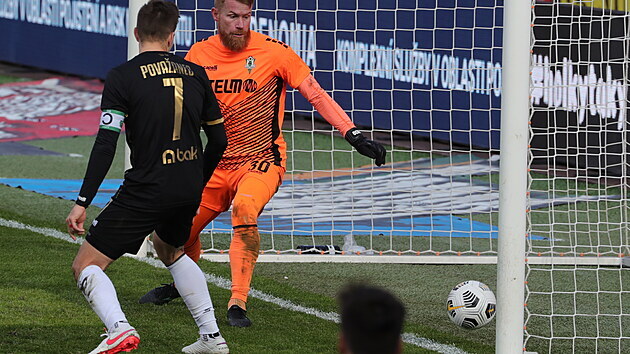 Jablonecký brankář Vlastimil Hrubý se jen ohlíží, jak mu míč po hlavičce Ladislava Krejčího proklouzl do sítě.