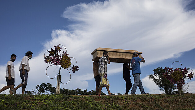 Pozůstalí nesou rakev s jednou z mnoha obětí koronaviru na pohřebiště v Iquitosu v Peru. (23. března 2021)