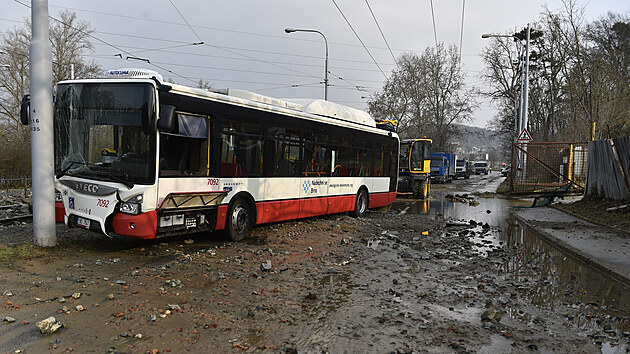 Havárie vodovodního potrubí u kamenolomu omezila 2. dubna 2021 dopravu v Bystrcké a Kníničské ulici v Brně. Autobus noční linky 89 v místě narazil kvůli vodě do sloupu.