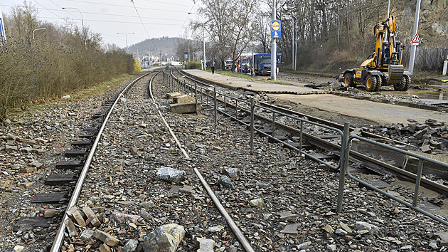 Havárie vodovodního potrubí u kamenolomu v Brně 2. dubna 2021 poškodila tramvajovou trať a omezila dopravu v Bystrcké a Kníničské ulici.