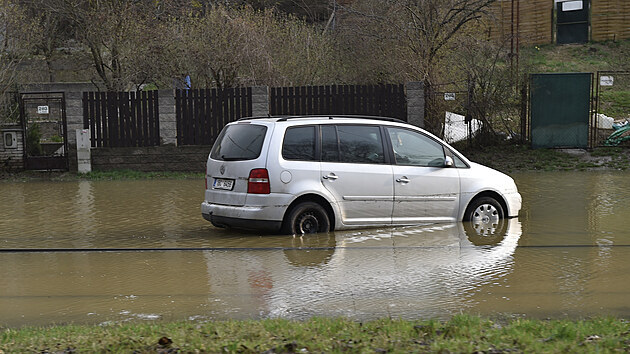 Auto na zaplaven silnici u kamenolomu v Brn, kde 2. dubna 2021 prasklo vodovodn potrub. Havrie vody, kter v mst pokodila tramvajovou tra, omezila dopravu v Bystrck a Knnisk ulici v Brn.