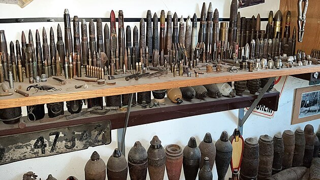 Velké překvapení zažili policisté v rekreační chatě na Brněnsku. Muž tam měl uschované stovky kusů munice z války, které policisté museli zlikvidovat.