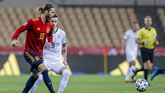 Španěl Sergio Ramos přihrává v utkání kvalifikace MS 2022 proti Kosovu.