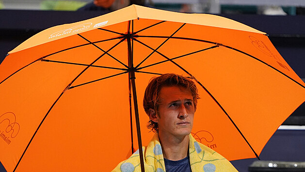 Sebastian Korda čeká, až se přežene přeháňka během čtvrtfinále turnaje v Miami.