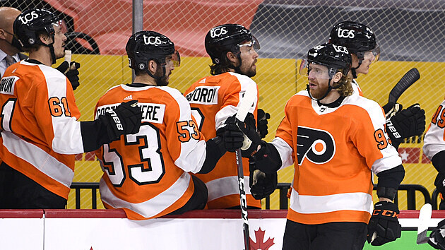 Jakub Voráček sbírá po gólu gratulace hokejistů Philadelphia Flyers.