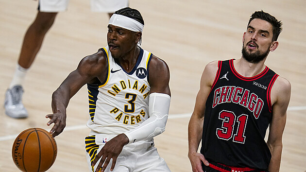 Aaron Holiday z Indiana Pacers přihrává míč, vedle něj Tomáš Satoranský z Chicago Bulls.