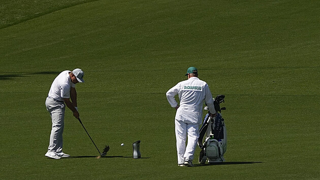 Bryson DeChambeau pi trninkovm kole na hiti v August ped golfovm Masters.