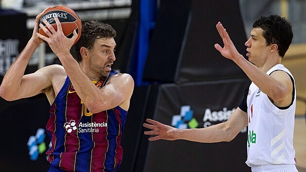 Pau Gasol (vlevo) z Barcelony se sna vyzrt na  Vladimira Luie z Bayernu Mnichov.