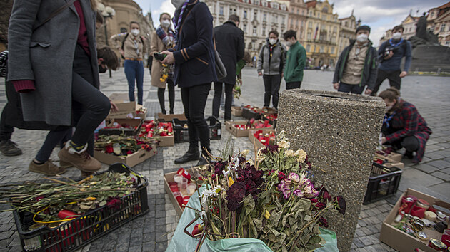 Skauti a Skautky dnes odpoledne uklidili Staroměstské náměstí od zvadlých květin a rozbitých svíček. (7.4.2021)