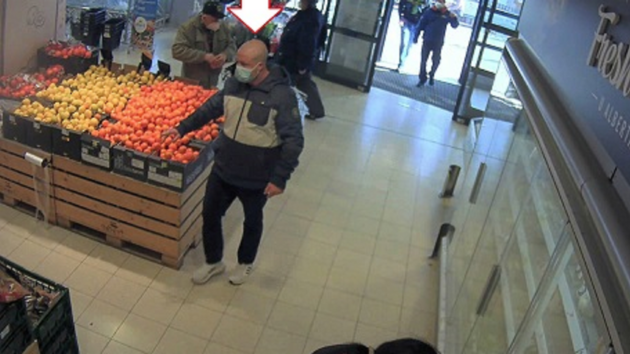 Pražští policisté hledají muže podezřelého z krádeže v obchodním domě v Praze 5.