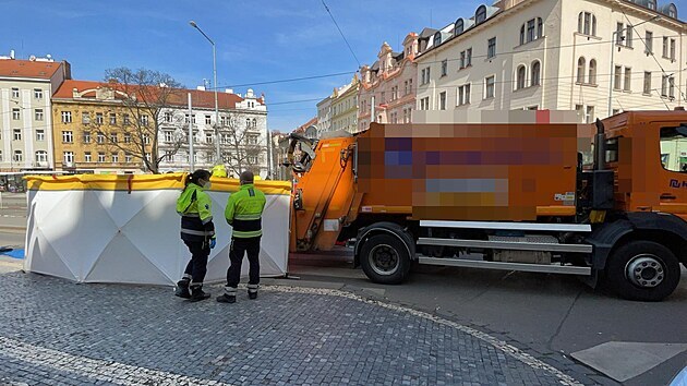 Na náměstí Bratří Synků v Praze 4 srazil popelářský vůz chodce. Na následky zranění muž zemřel.(9.4.2021)