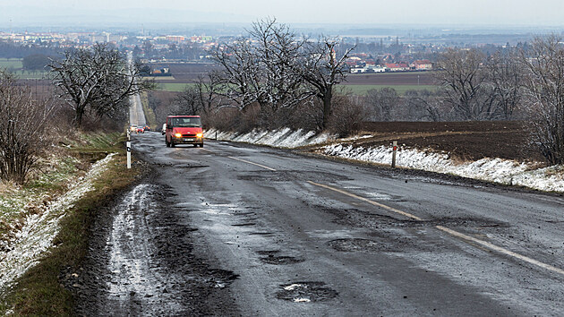 Frekventovaná silnice II/150 mezi Prostějovem a Ohrozimí patří mezi nejvíce poškozené úseky v kraji i celém Česku. Výmoly a výtluky jsou zde přes velkou část vozovky, krajnice je vydrolená a nezpevněná. Auta kličkují a místy musí jet velmi pomalu, ve směru na Prostějov se přitom jede z kopce a některé nebezpečné díry nejsou včas viditelné (snímek z 19. března).