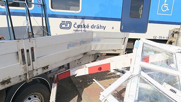 V Grygově vjel řidič nákladního auta převážející plastová okna a dveře na přejezd navzdory světelné signalizaci a závorám, následně do zadní části vozu narazil projíždějící expres.