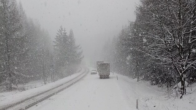 Provoz na silnici I/35 mezi Moravskou Třebovou a Mohelnicí zablokovalo husté sněžení.
