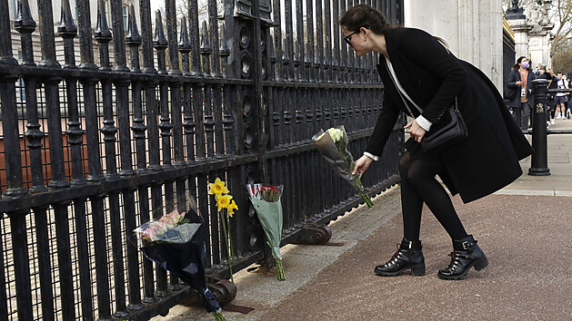 Před Buckinghamský palác začali lidé okamžitě po oznámení úmrtí prince Philipa nosit květiny (9. dubna 2021)