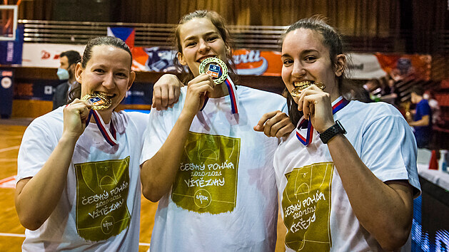 Tereza Vyoralov, Veronika Vorkov a Simona Sklenov (zleva) s USK Praha vyhrly esk pohr.