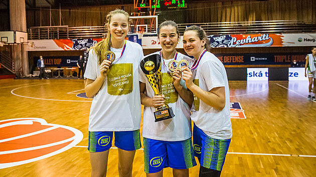 Anastasija Kovtunová, Veronika Šípová a Tereza Halátková (zleva) s USK Praha vyhrály Český pohár.