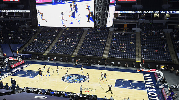 Diváci v aréně Minnesota Timberwolves drží rozestupy při dubnovém duelu se Sacramento Kings.