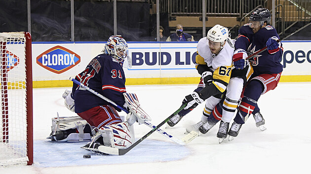 Radim Zohorna (67) z Pittsburghu pekonv branke Igora esorkina z NY Rangers.