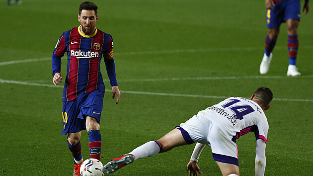 Lionel Messi z Barcelony u míče, brání ho Rubén Alcaraz z Valladolidu.