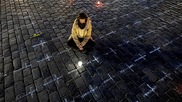 Pieta na Staroměstském náměstí, Milion chvilek, kříže