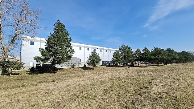 Firma Devys získala stavební povolení na budování komunikace uvnitř logistického areálu, plot zahradil stezku vedoucí do přírodní památky Na Plachtě (30. 3. 2021).