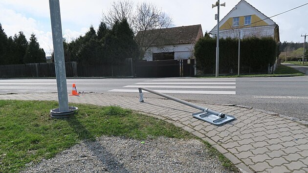 Řidička se v Ohučově na Domažlicku ohlédla za policejní hlídkou a srazila dopravní značku.