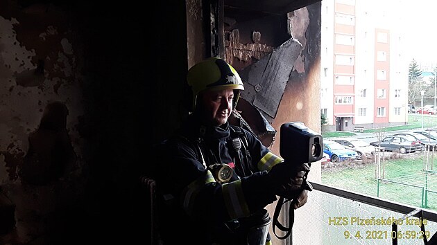 Požár bytu v panelovém domě v Plzni na Doubravce. Hasiči evakuovali 21 lidí, dva skončili v nemocnici.