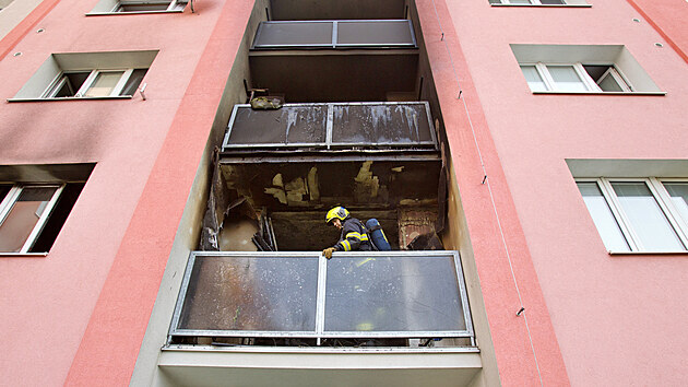 Hasiči evakuovali jednadvacet lidí z panelového domu v Plzni na Doubravce, kde v pátek ráno hořel jeden z bytů. Dva lidé skončili v nemocnici. (9. 4. 2021)